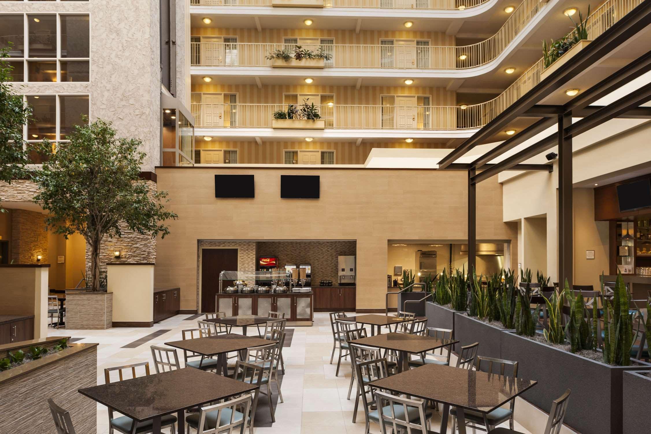 Embassy Suites By Hilton Dallas Market Center Ресторан фото