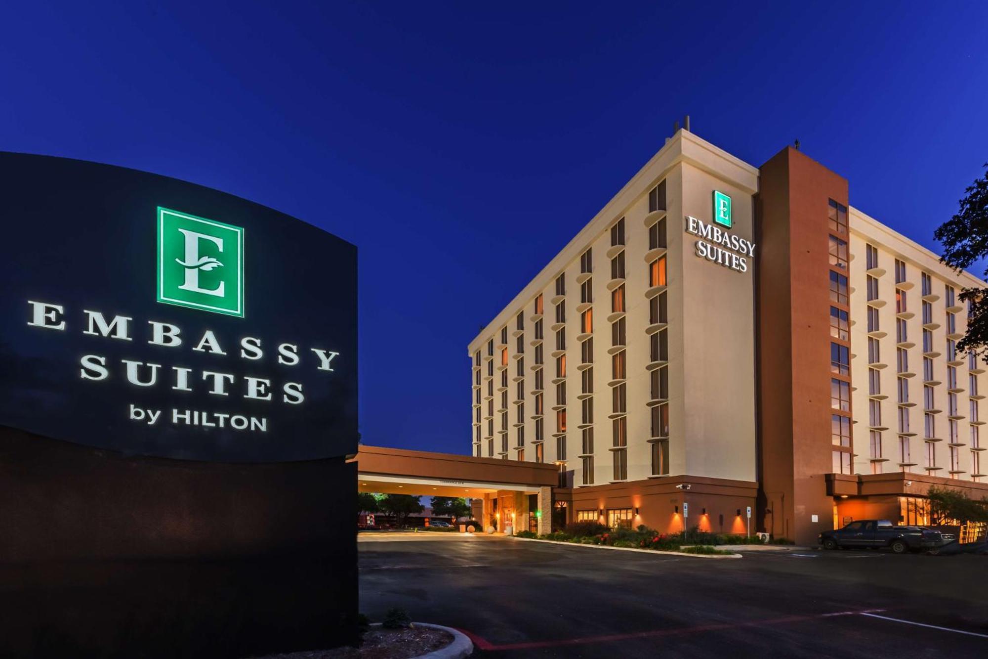 Embassy Suites By Hilton Dallas Market Center Екстер'єр фото