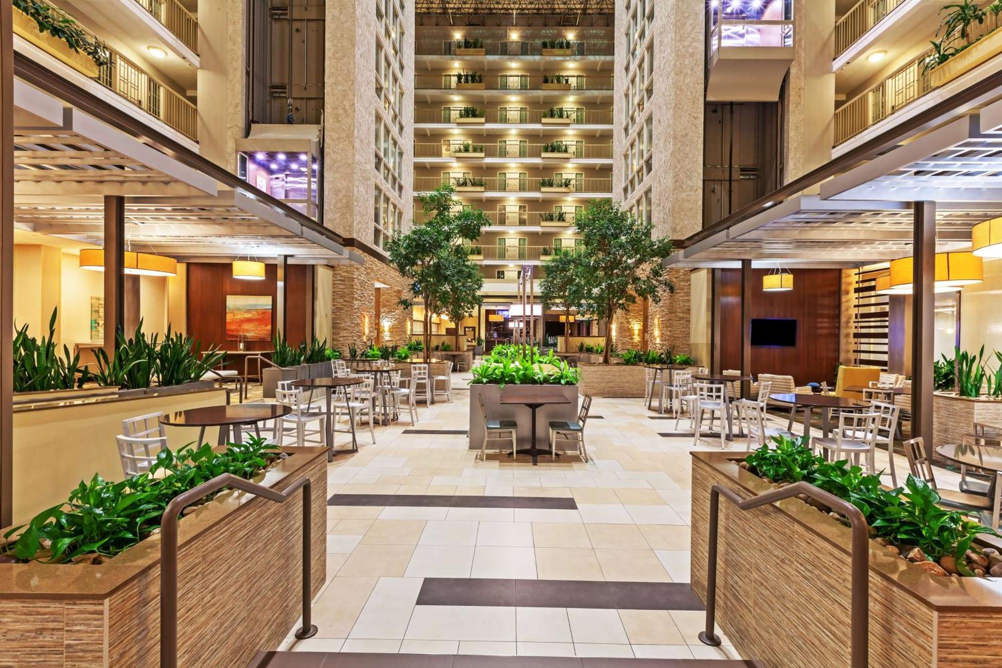 Embassy Suites By Hilton Dallas Market Center Екстер'єр фото